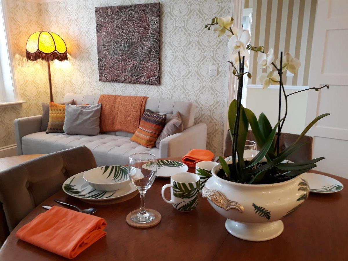 One Holyrood Hotel & Cafe 新港 外观 照片