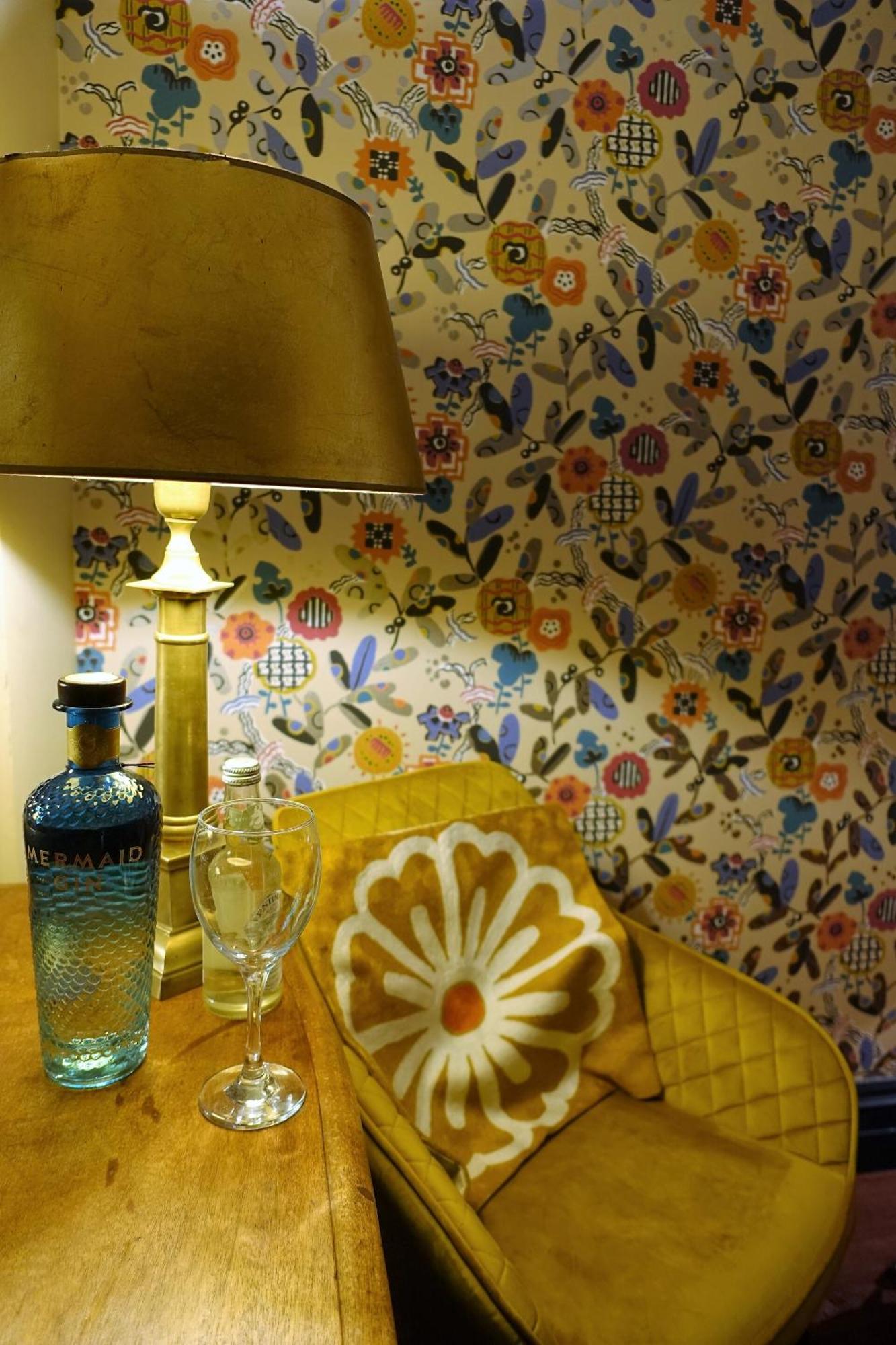 One Holyrood Hotel & Cafe 新港 外观 照片
